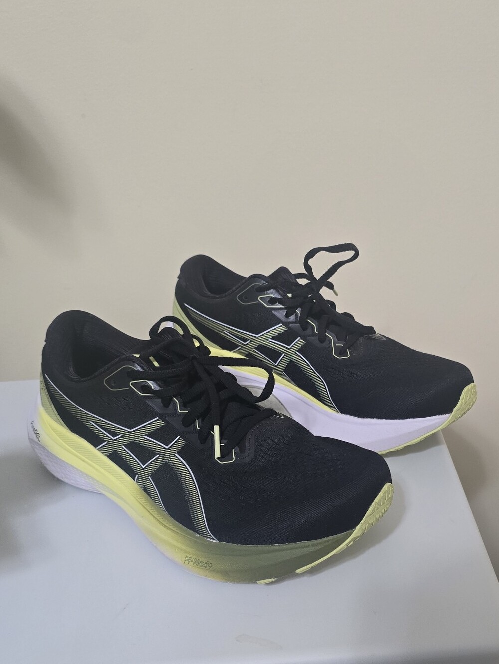 Men's Asics GEL-Kayano 30, Black/Glow Yellow, 10 US Excellent Condition No Soles